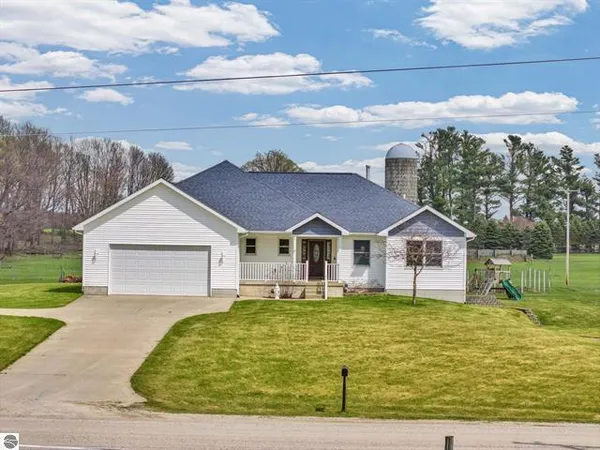 $469,000 | 8965 South 35 Road, Cadillac, MI 49601