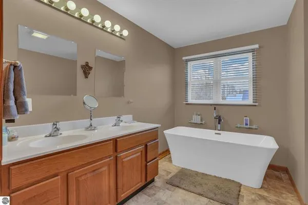 $469,000 | 8965 South 35 Road, Cadillac, MI 49601