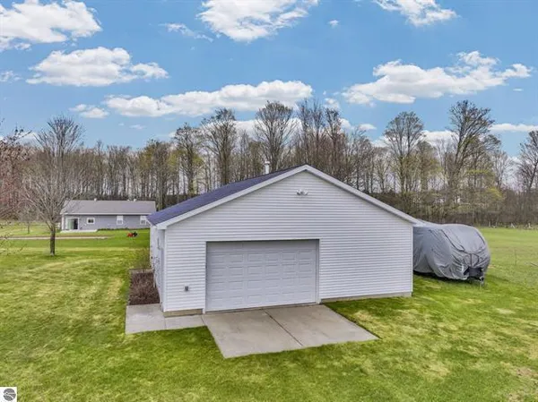 $469,000 | 8965 South 35 Road, Cadillac, MI 49601