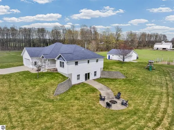 $469,000 | 8965 South 35 Road, Cadillac, MI 49601