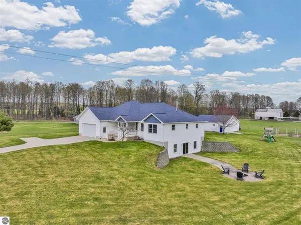 $469,000 | 8965 South 35 Road, Cadillac, MI 49601