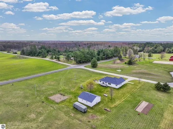 $469,000 | 8965 South 35 Road, Cadillac, MI 49601