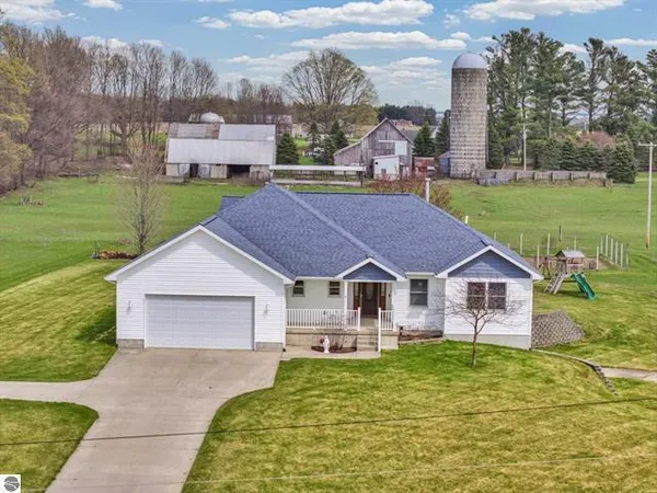$469,000 | 8965 South 35 Road, Cadillac, MI 49601