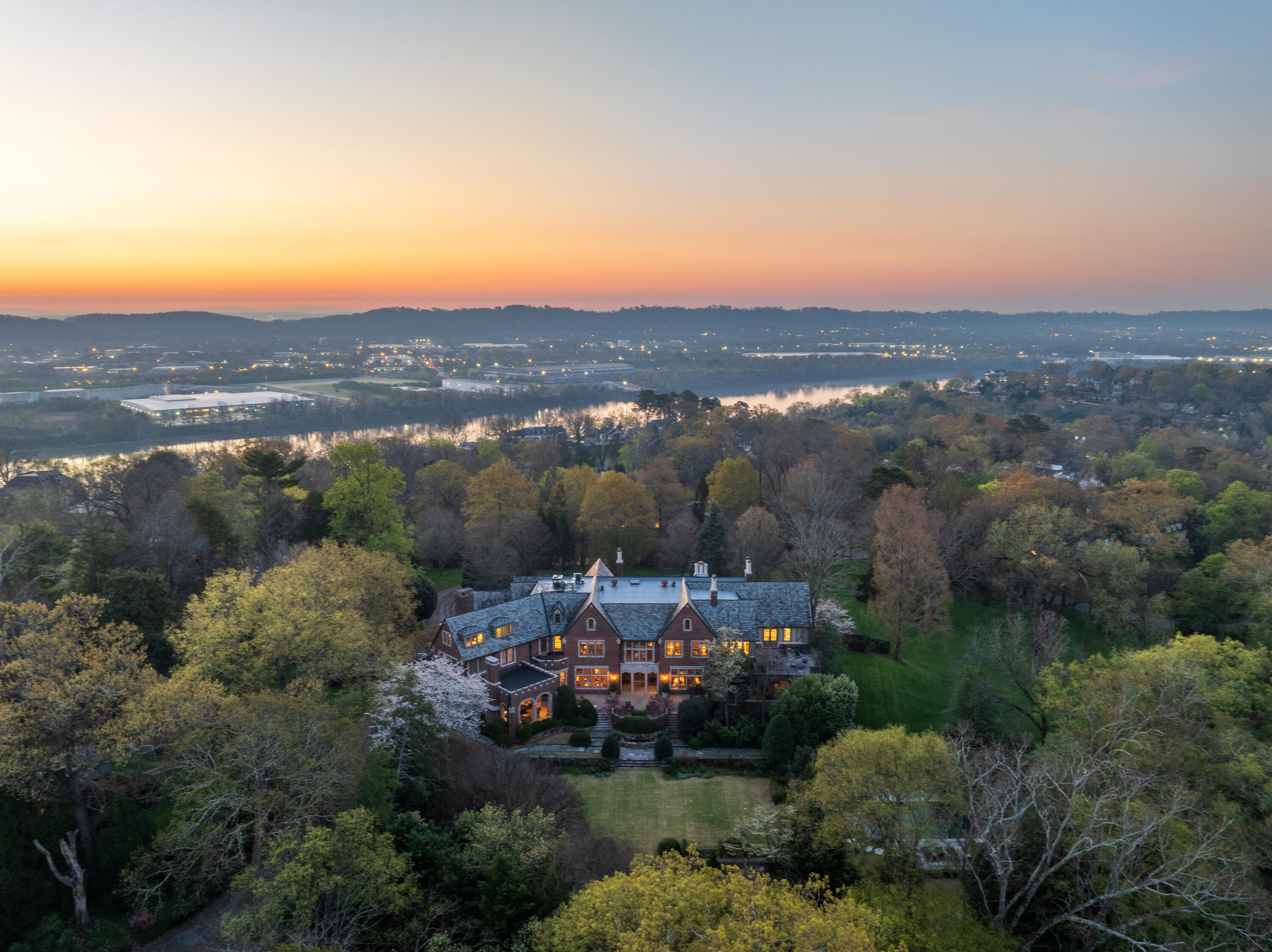 1649 Minnekahda Road Chattanooga, TN 37405 - Photo 3 of 46 05 - 1649 Minnekahda Rd - Drone