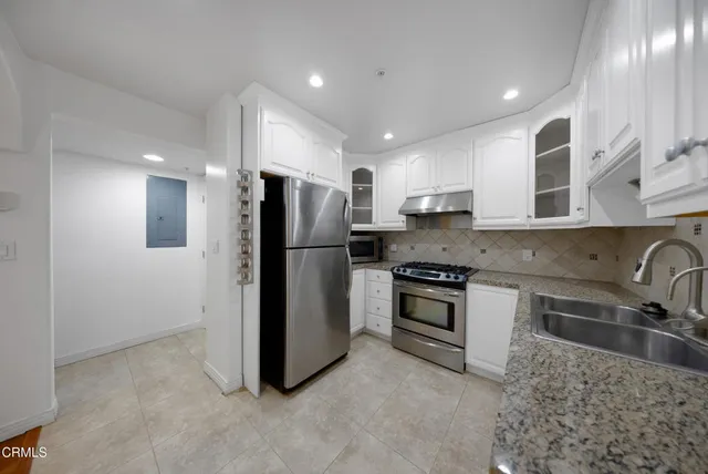 $4,300 | 4732 Radford Avenue, Unit 8, Valley Village, CA 91607