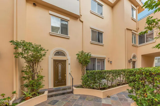 $4,300 | 4732 Radford Avenue, Unit 8, Valley Village, CA 91607