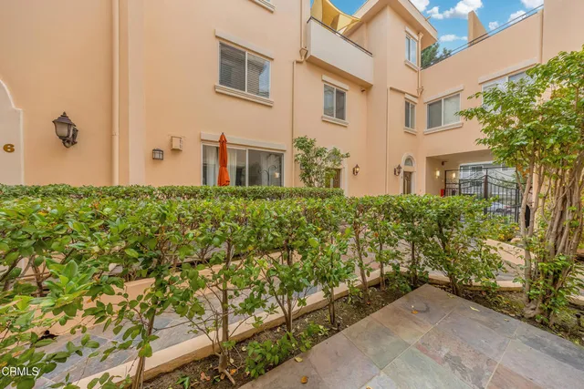 $4,300 | 4732 Radford Avenue, Unit 8, Valley Village, CA 91607