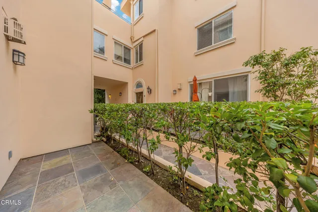 $4,300 | 4732 Radford Avenue, Unit 8, Valley Village, CA 91607