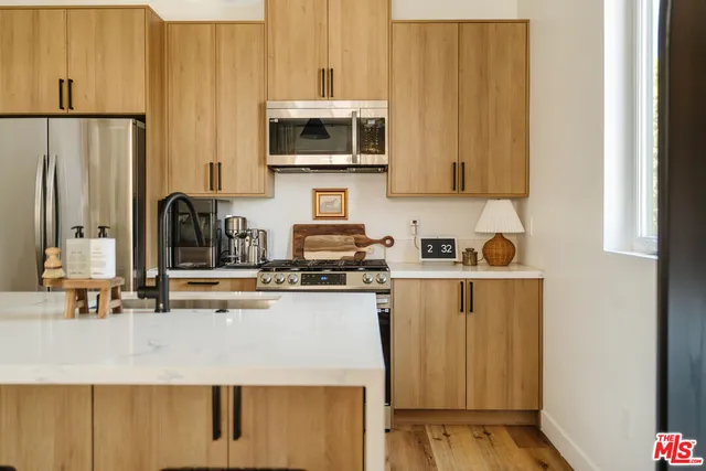 $5,041 | 4460 West Maplewood Avenue, Los Angeles, CA 90004