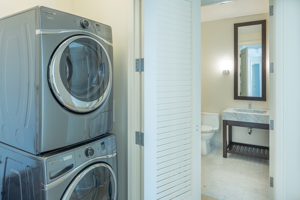1 Franklin Street, Unit 3903 Boston, MA 02110 - Photo 11 of 26 a utility room with dryer and washer