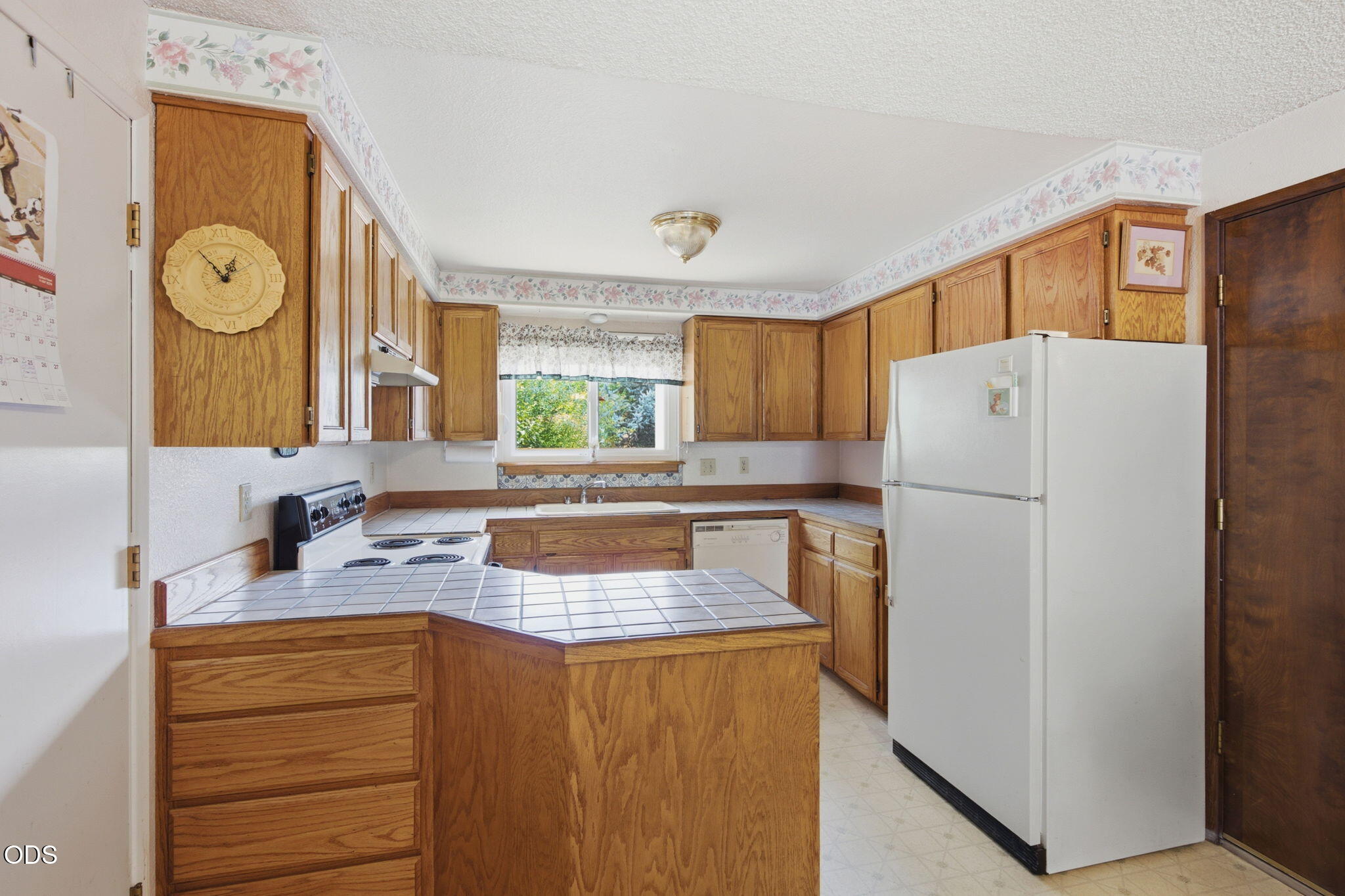 103 Brookside Court Rogue River, OR 97537 - Photo 8 of 27 a kitchen with refrigerator a stove a washer and dryer
