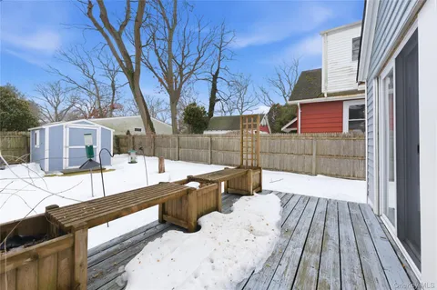 $400,000 | 20 Bristol Street, Huntington, NY 11743