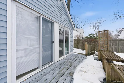 $400,000 | 20 Bristol Street, Huntington, NY 11743