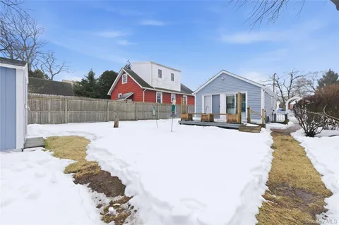 $400,000 | 20 Bristol Street, Huntington, NY 11743