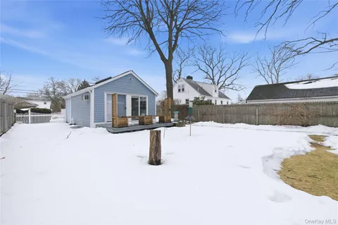 $400,000 | 20 Bristol Street, Huntington, NY 11743