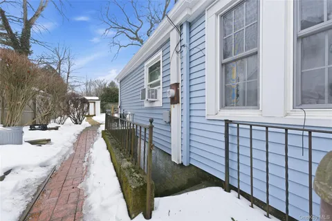 $400,000 | 20 Bristol Street, Huntington, NY 11743