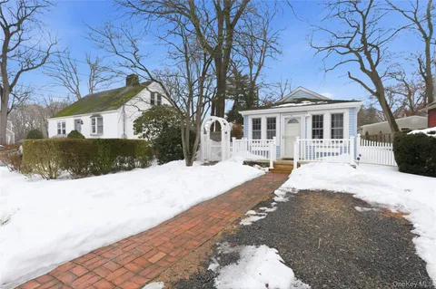 $400,000 | 20 Bristol Street, Huntington, NY 11743