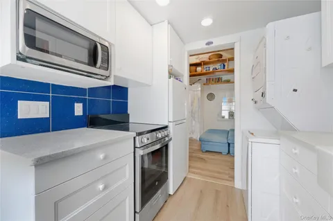 $400,000 | 20 Bristol Street, Huntington, NY 11743