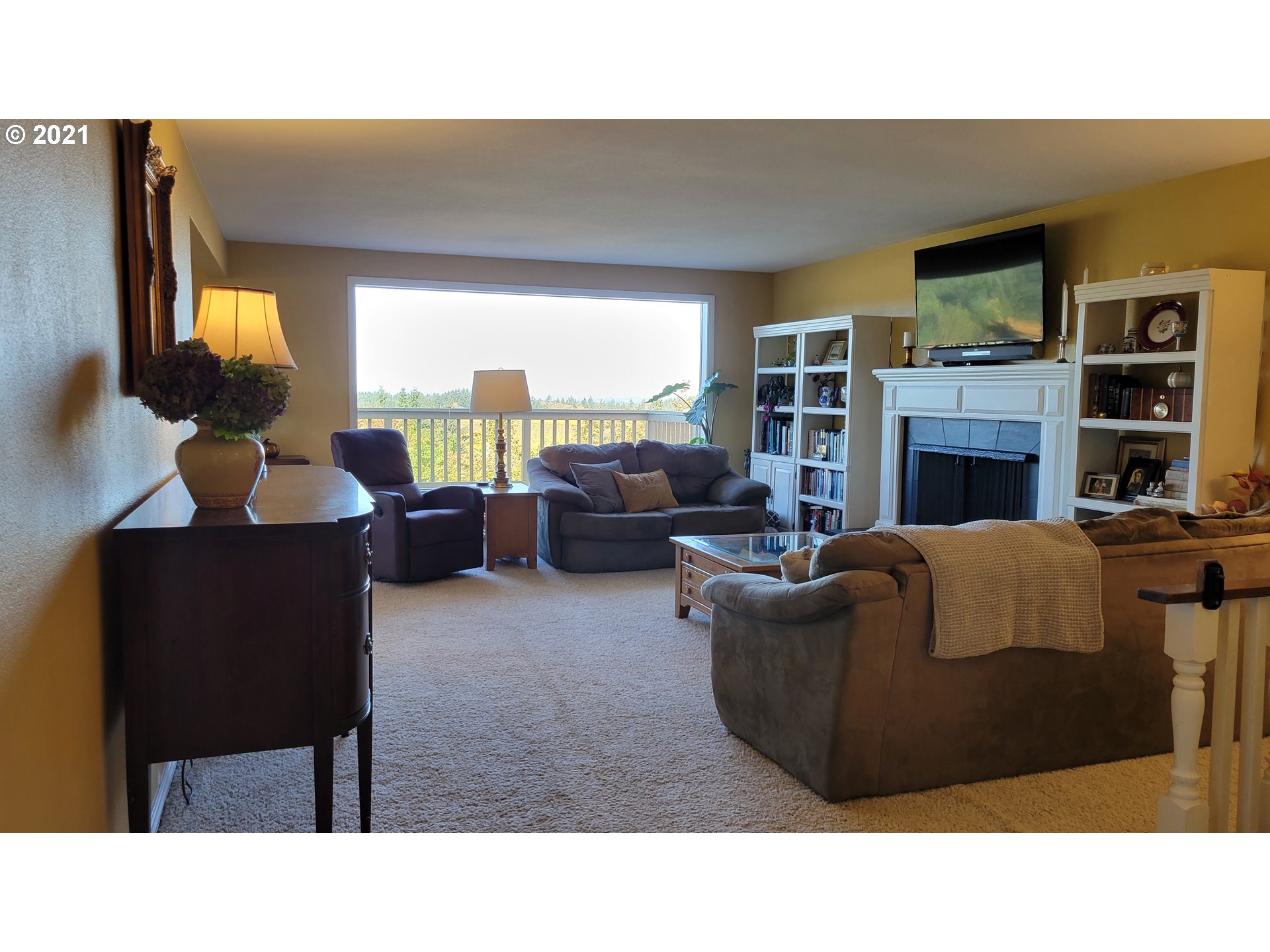 7622 Liberty Road South Salem, OR 97306 - Photo 11 of 32 a living room with furniture and a fireplace