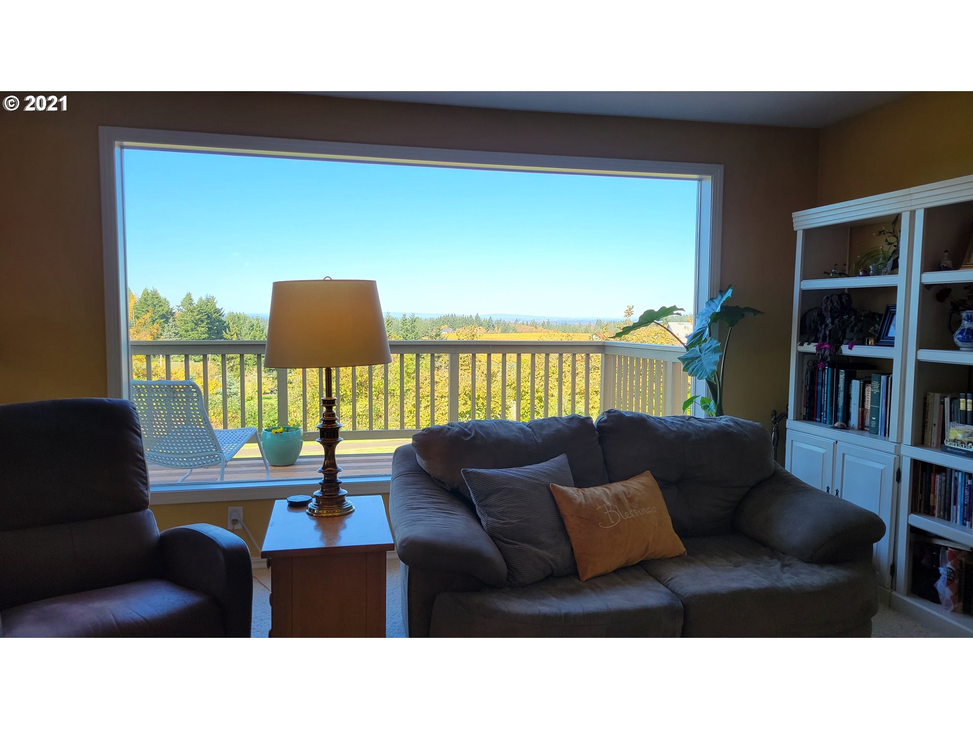 7622 Liberty Road South Salem, OR 97306 - Photo 12 of 32 a living room with furniture and a window