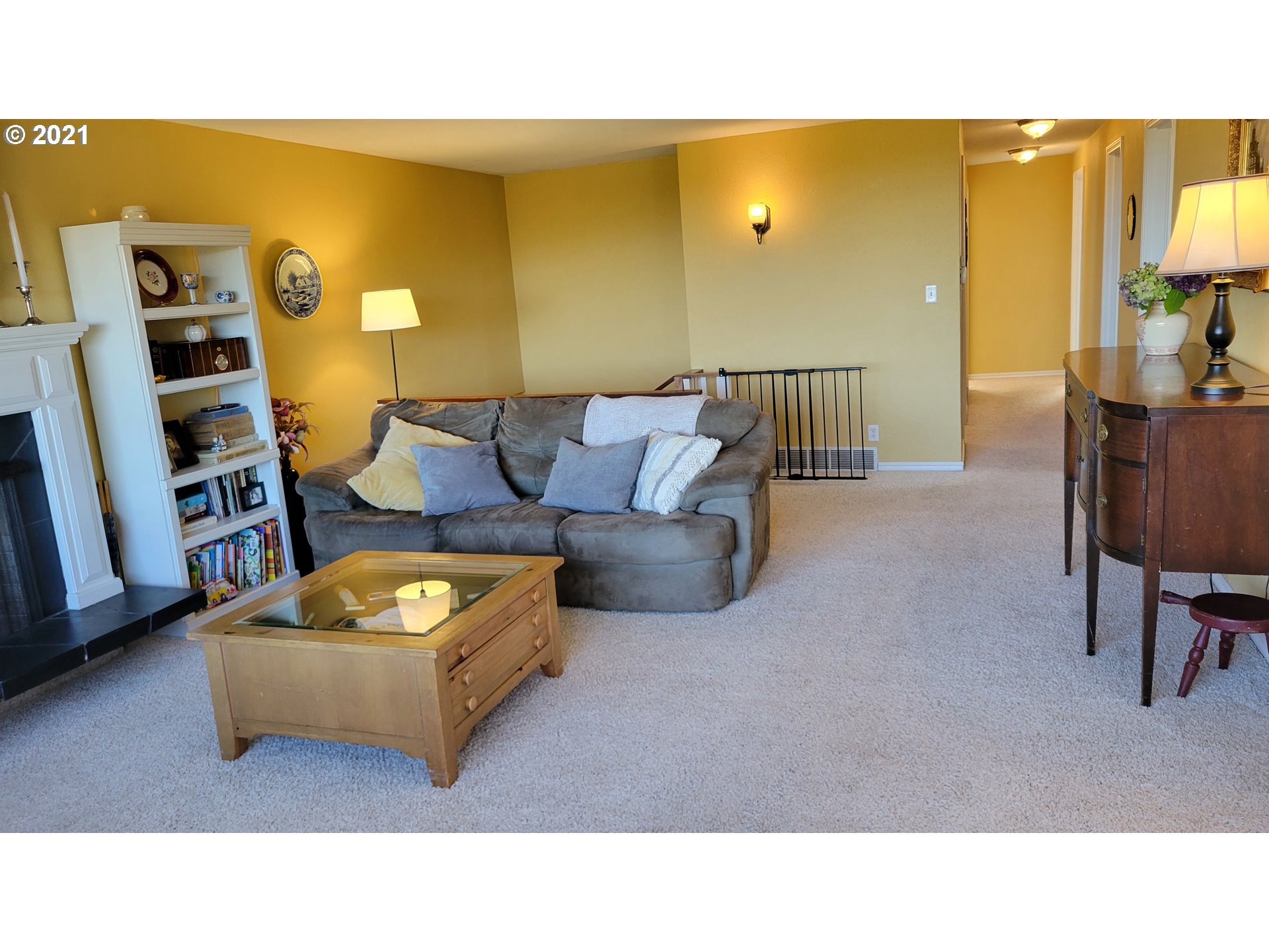 7622 Liberty Road South Salem, OR 97306 - Photo 13 of 32 a living room with furniture and a flat screen tv