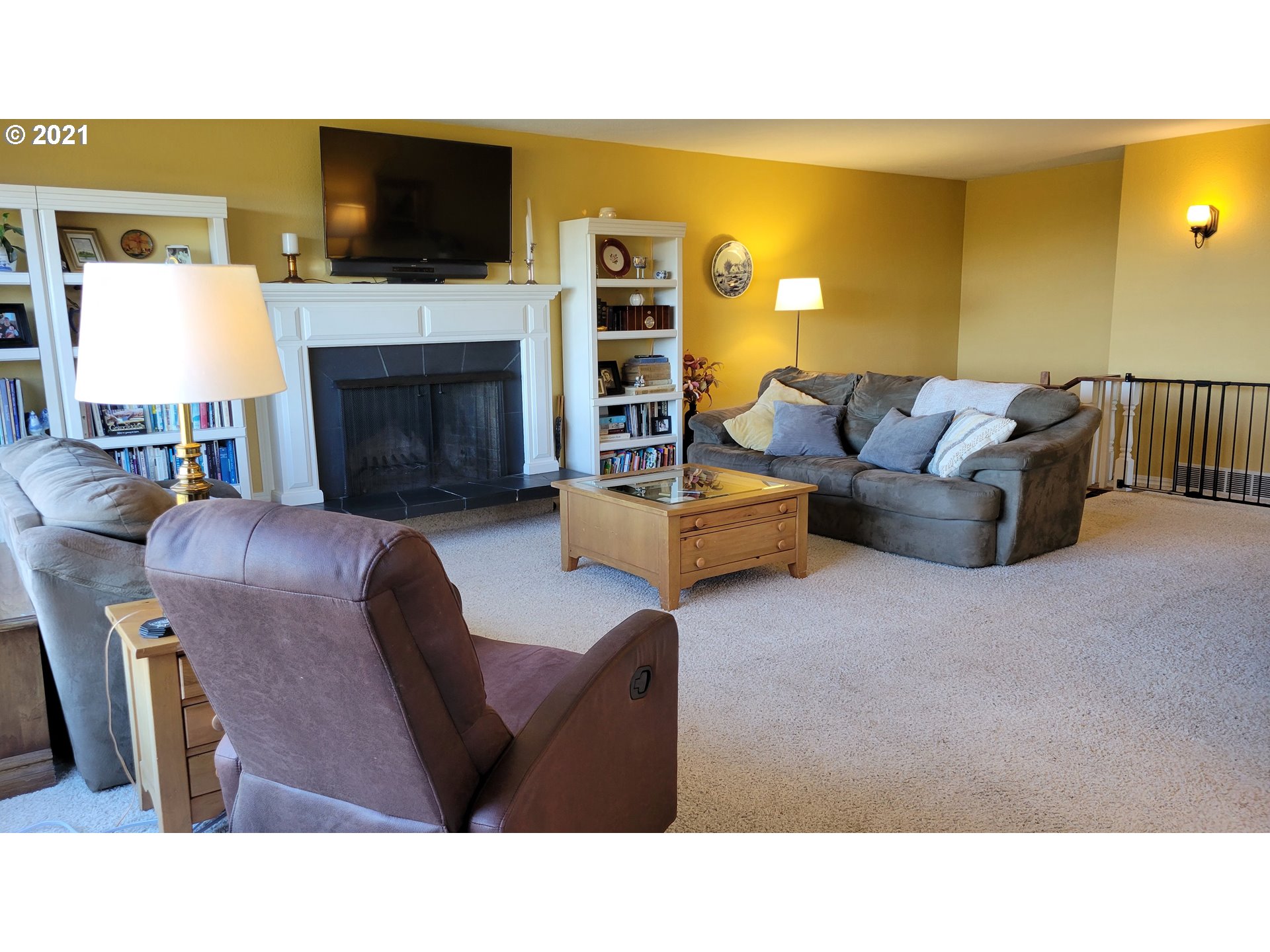 7622 Liberty Road South Salem, OR 97306 - Photo 15 of 32 a living room with furniture and a flat screen tv