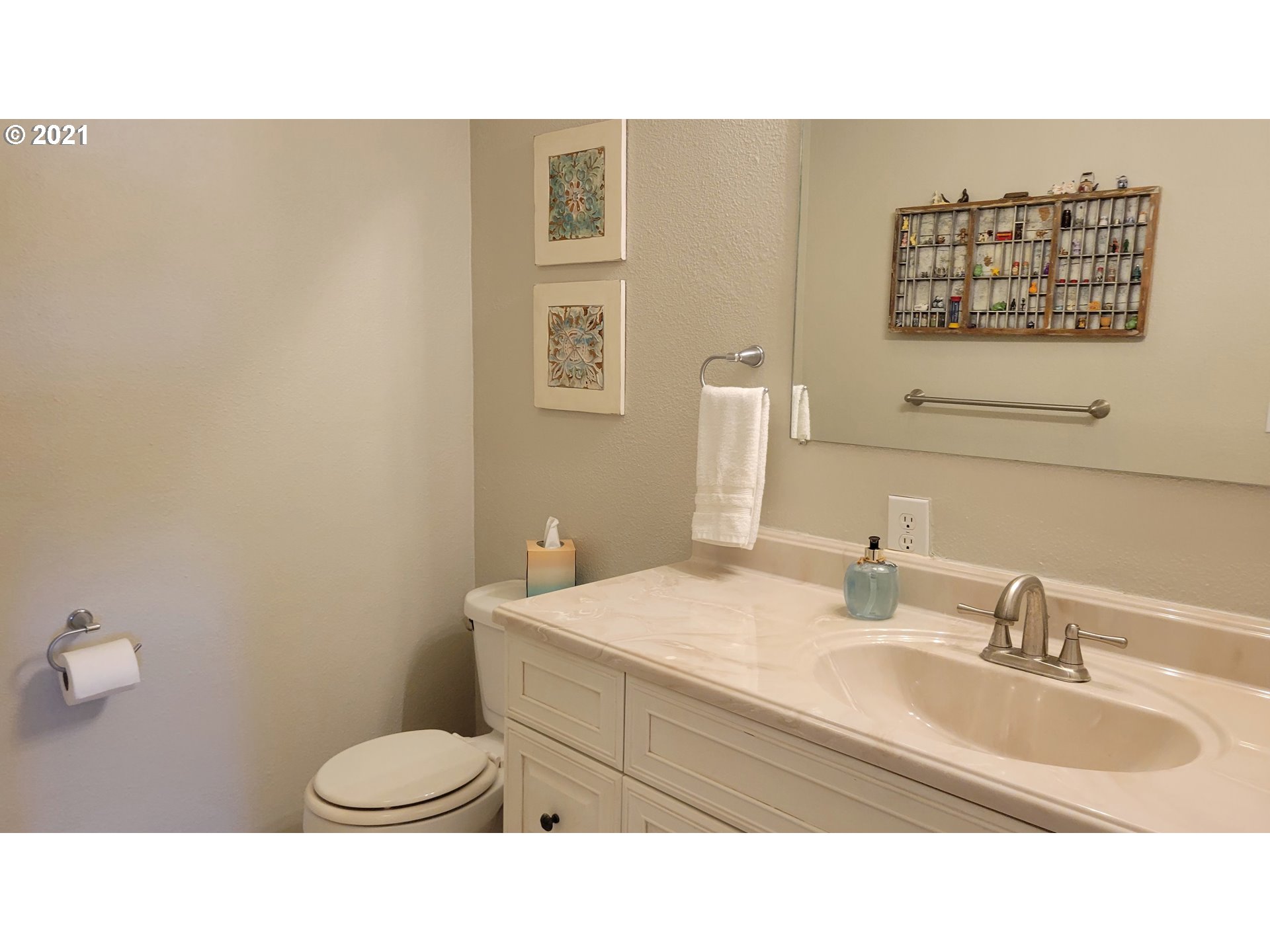 7622 Liberty Road South Salem, OR 97306 - Photo 16 of 32 a bathroom with a sink a toilet and mirror