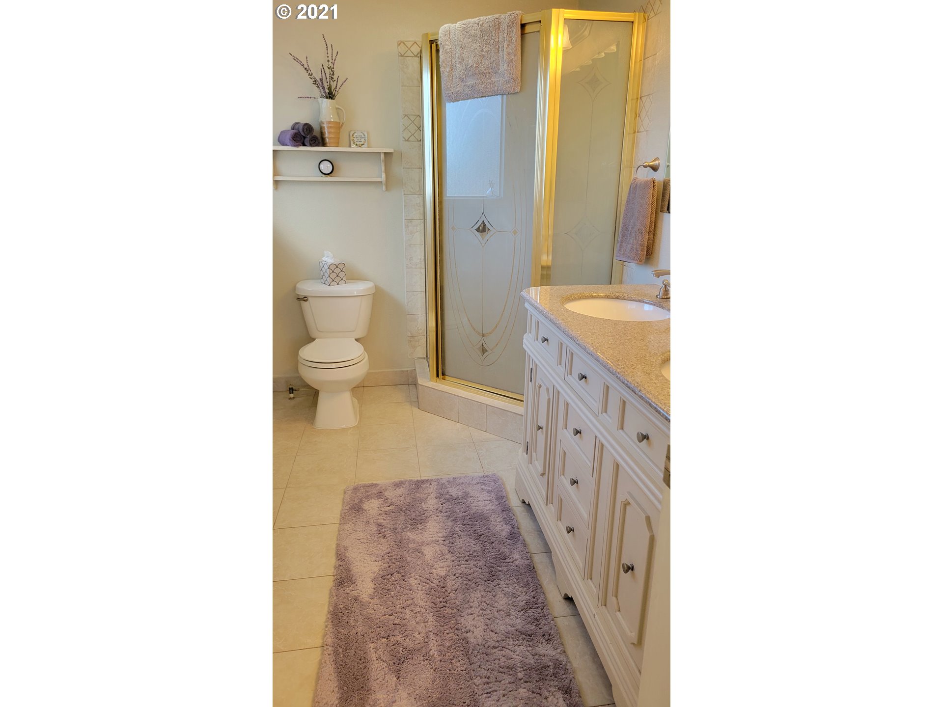 7622 Liberty Road South Salem, OR 97306 - Photo 18 of 32 a bathroom with a sink a toilet and a shower