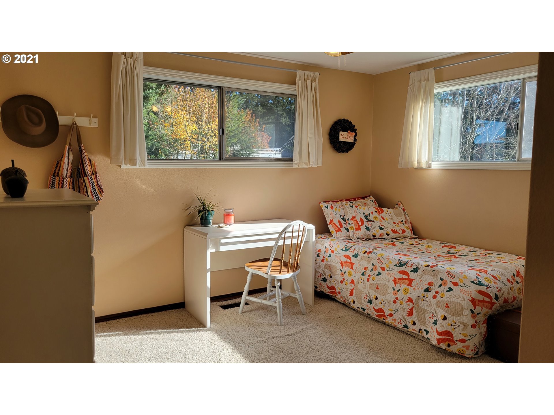 7622 Liberty Road South Salem, OR 97306 - Photo 19 of 32 a bedroom with a bed and a window