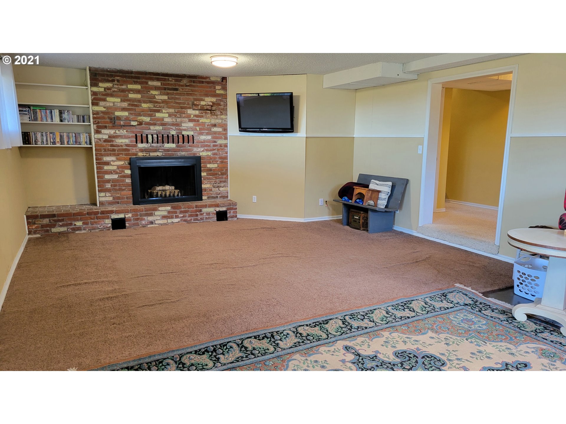 7622 Liberty Road South Salem, OR 97306 - Photo 20 of 32 a room with furniture and a fireplace