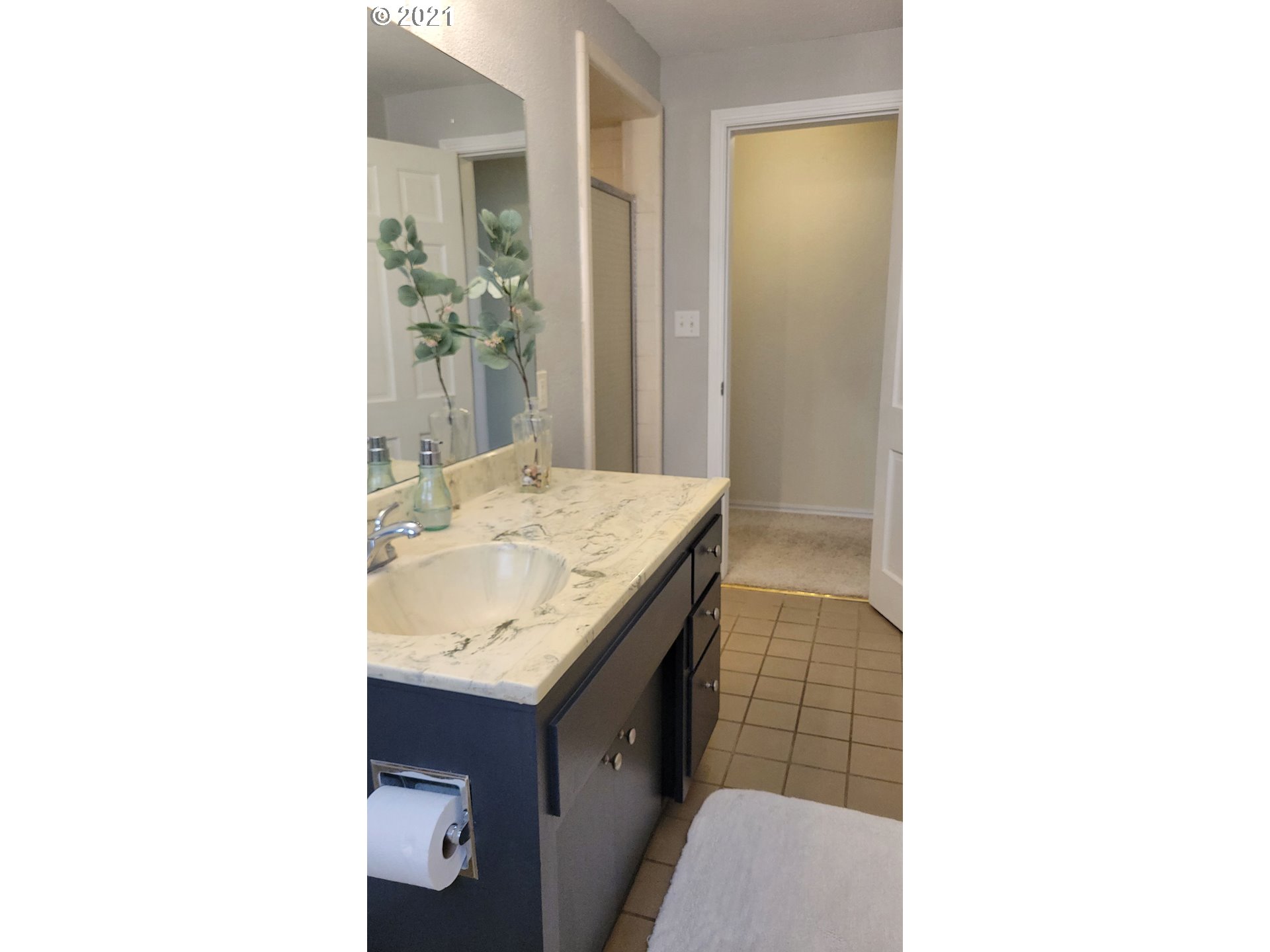 7622 Liberty Road South Salem, OR 97306 - Photo 21 of 32 a bathroom with a sink toilet and shower