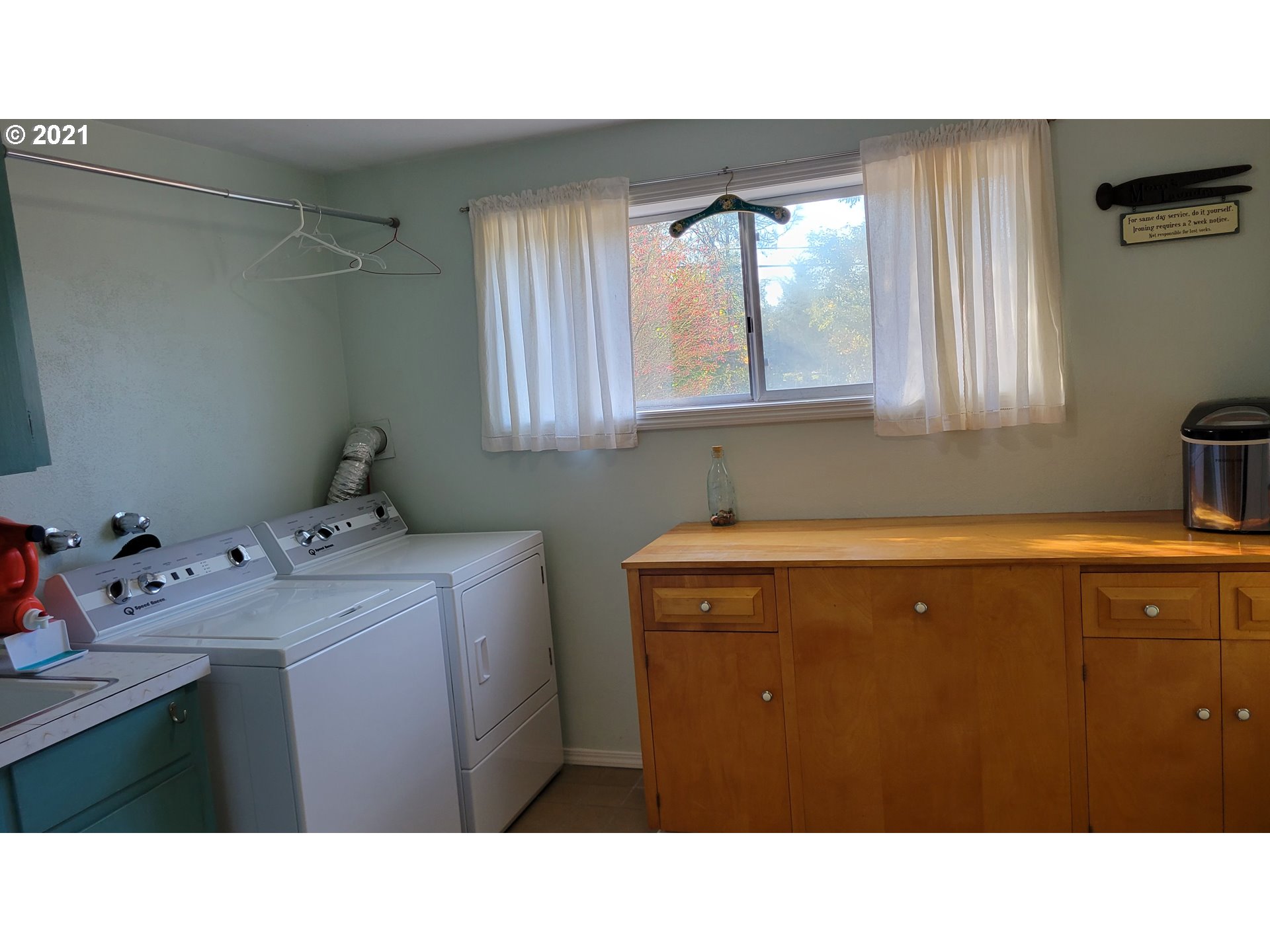 7622 Liberty Road South Salem, OR 97306 - Photo 22 of 32 a bathroom with a sink vanity and mirror