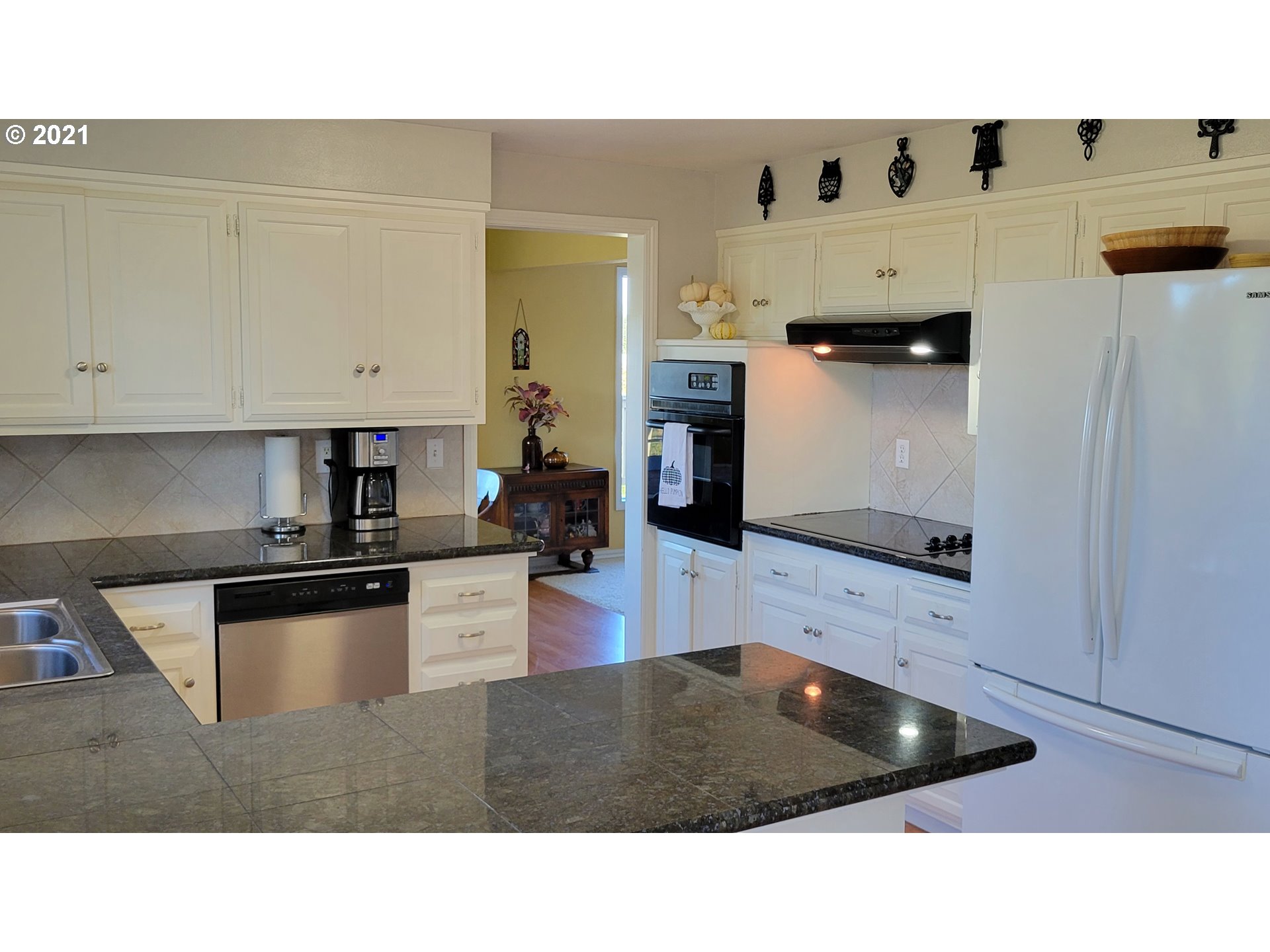 7622 Liberty Road South Salem, OR 97306 - Photo 5 of 32 a kitchen with a sink and cabinets