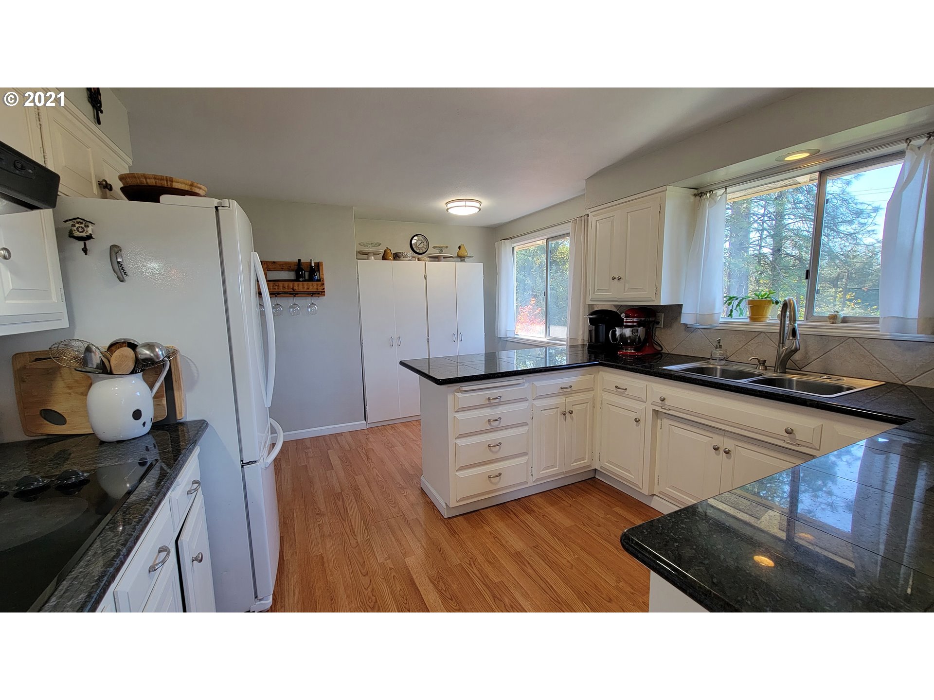 7622 Liberty Road South Salem, OR 97306 - Photo 8 of 32 a kitchen with sink and cabinets