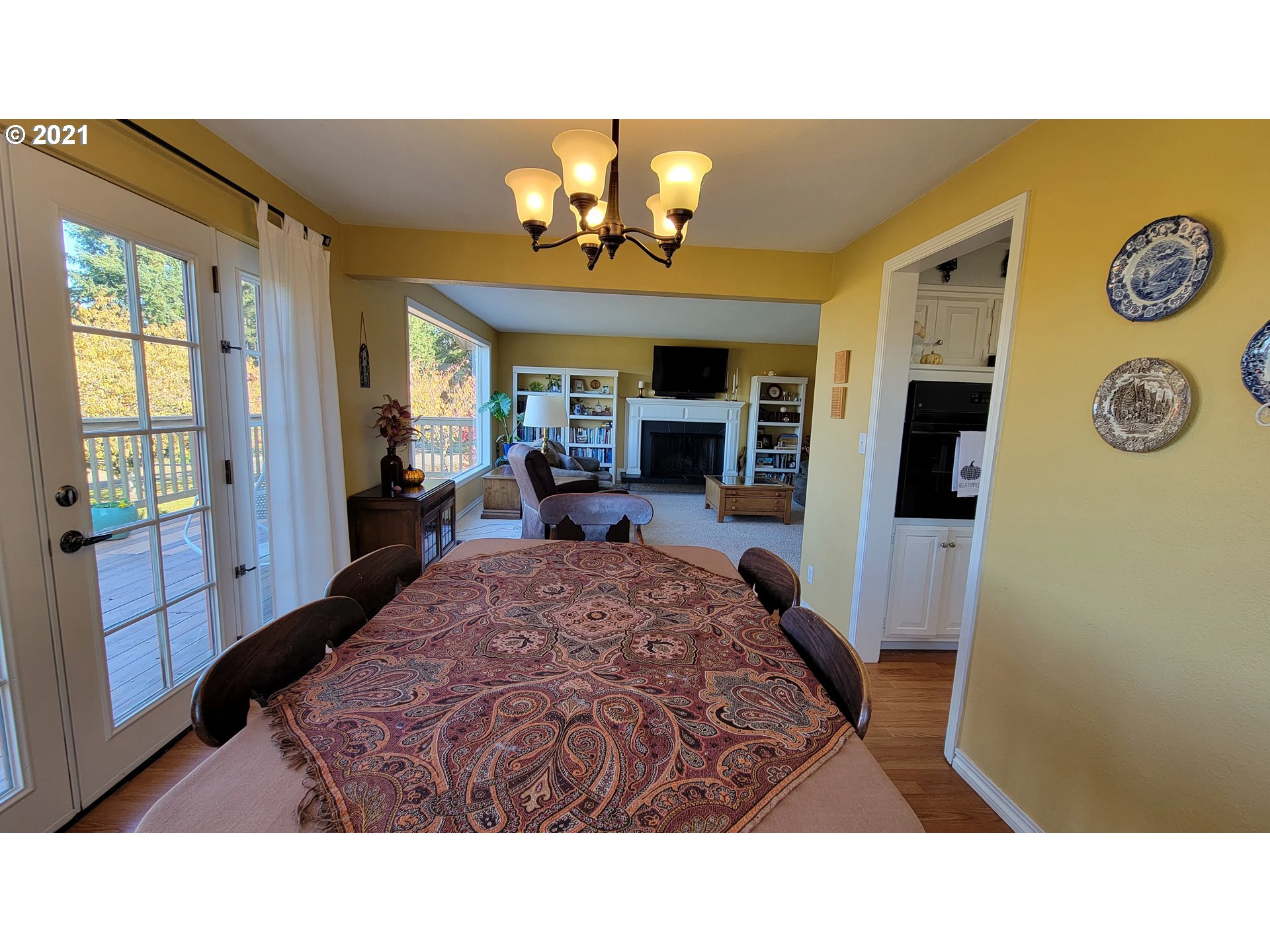 7622 Liberty Road South Salem, OR 97306 - Photo 9 of 32 a living room with a couch and a chandelier