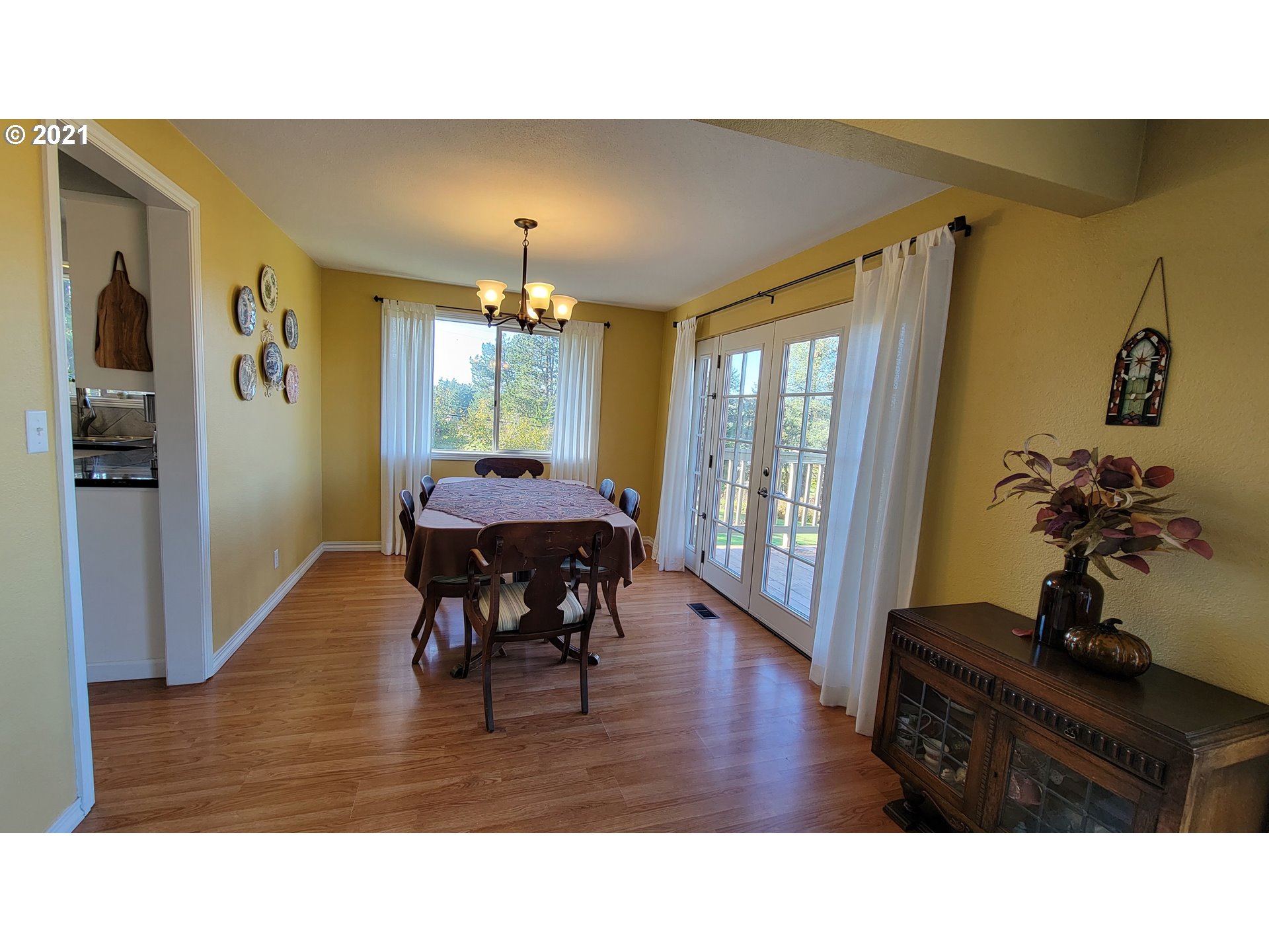 7622 Liberty Road South Salem, OR 97306 - Photo 10 of 32 a living room with furniture and a chandelier