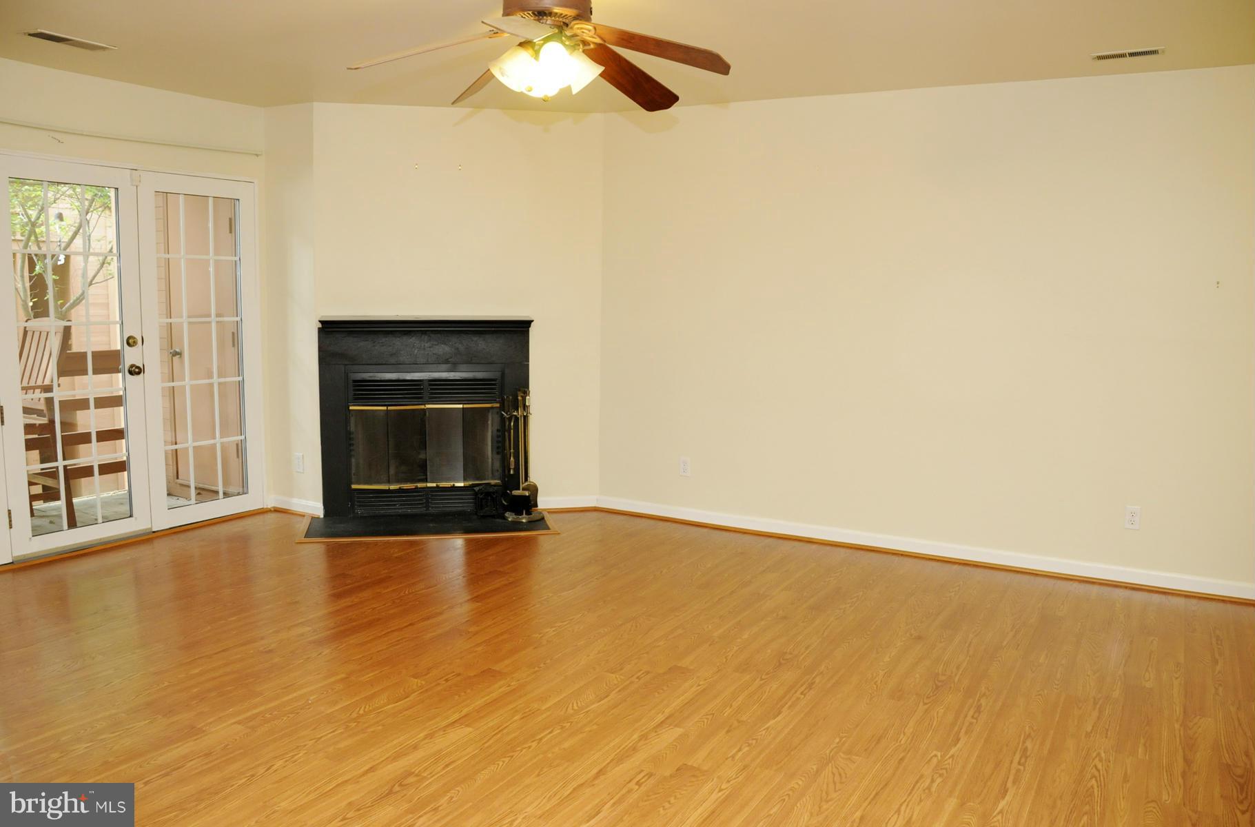 4906 Columbia Road, Unit 8125 Columbia, MD 21044 - Photo 3 of 14 Living Room