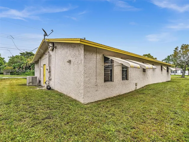 a view of a house with backyard