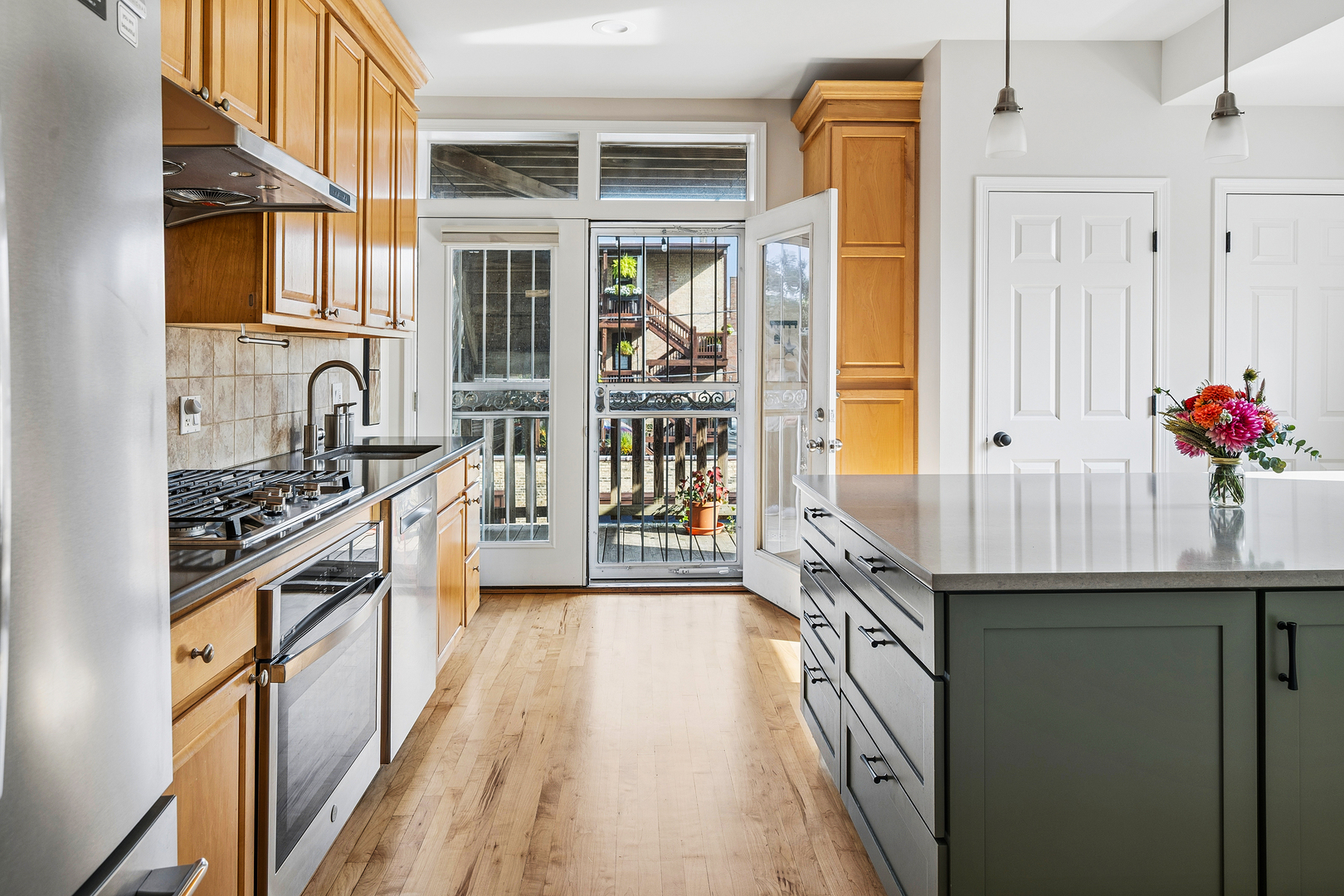 1614 West Rascher Avenue, Unit 2E Chicago, IL 60640 - Photo 2 of 19 Gallery Image 2