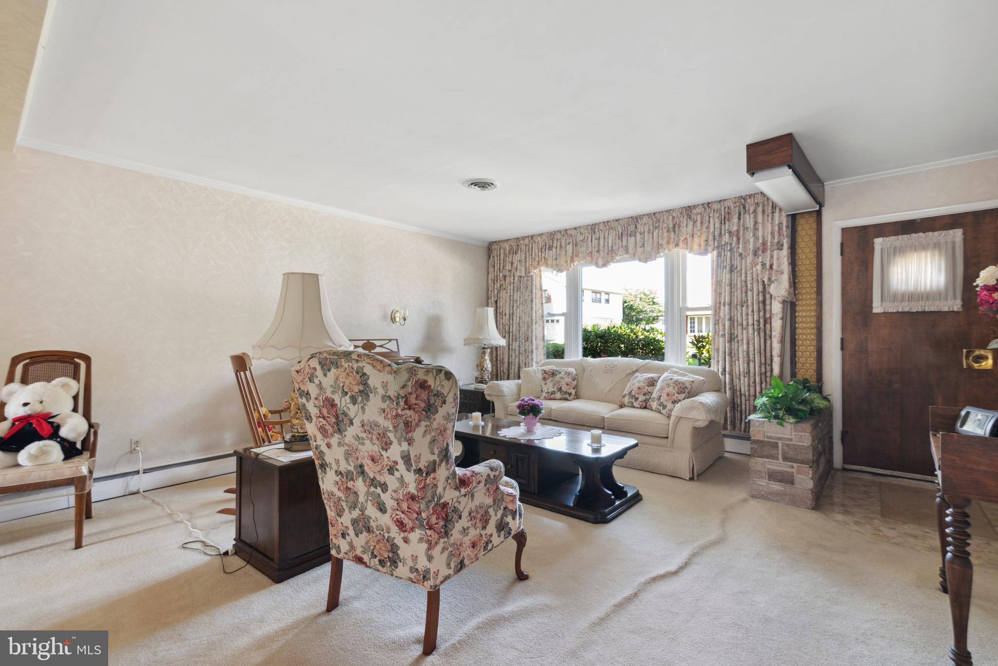 354 Heathcliffe Road Huntingdon Valley, PA 19006 - Photo 3 of 15 Living Room