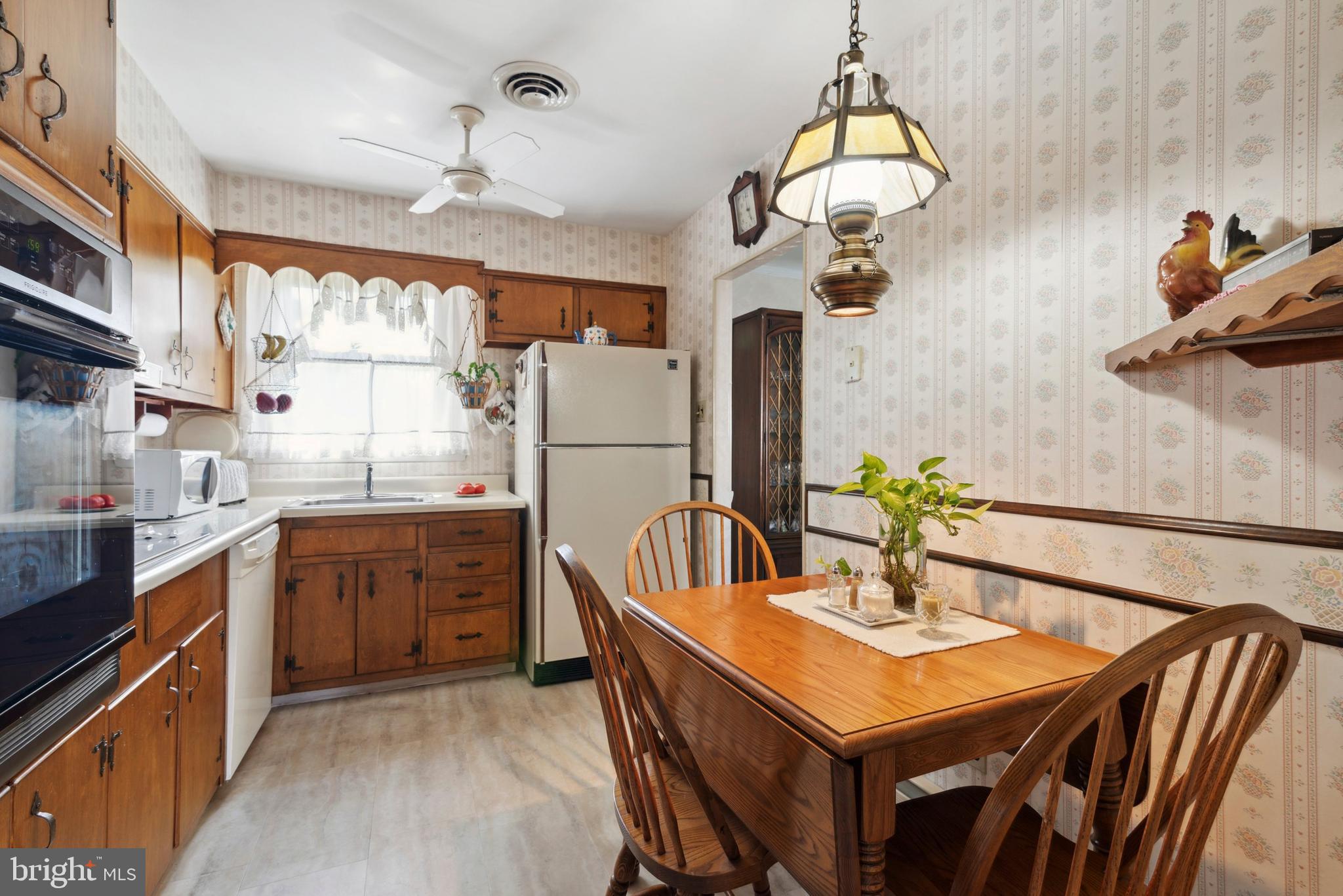 354 Heathcliffe Road Huntingdon Valley, PA 19006 - Photo 6 of 15 Eat-in Kitchen