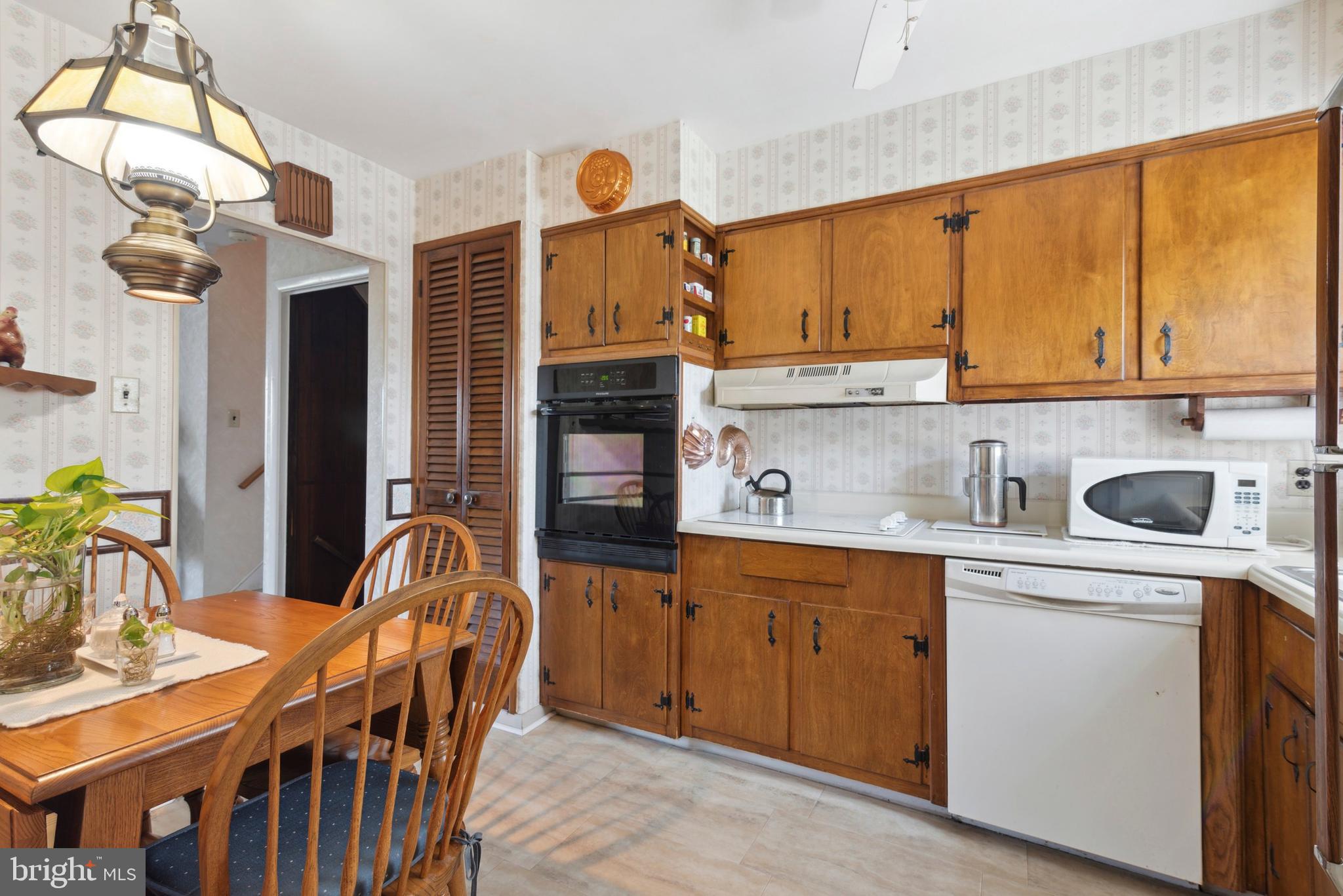 354 Heathcliffe Road Huntingdon Valley, PA 19006 - Photo 7 of 15