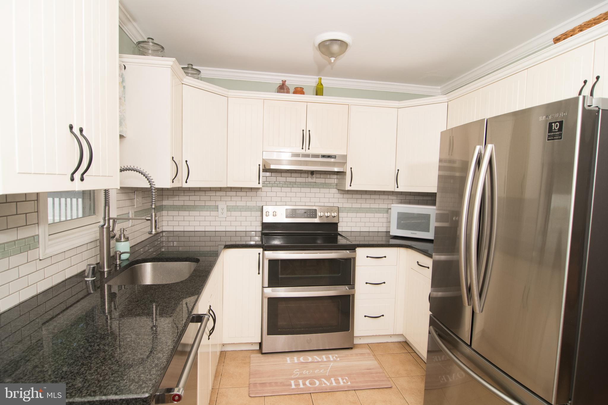 40 Mintleaf Road Levittown, PA 19056 - Photo 7 of 17 Beautifully updated kitchen