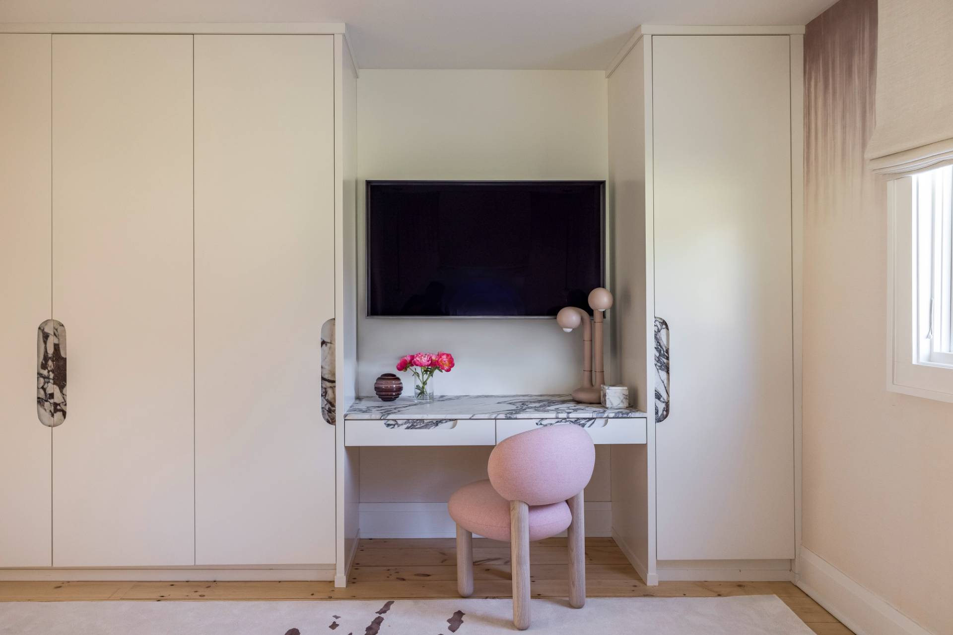 3058 Noyack Road Sag Harbor, NY 11963 - Photo 14 of 34 a room with a table and a chair