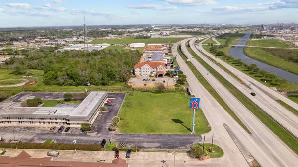 $450,000 | 1000 Highway 332, Clute, TX 77531