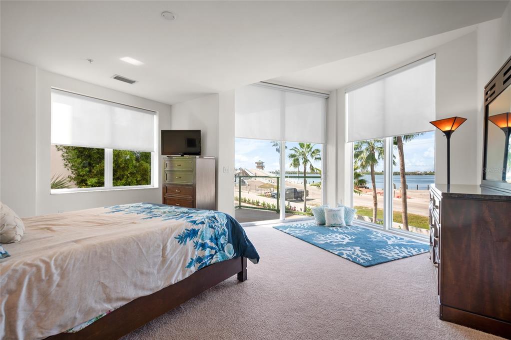 1375 Beach Road, Unit 112 Englewood, FL 34223 - Photo 10 of 50 a bedroom with a large bed and a window