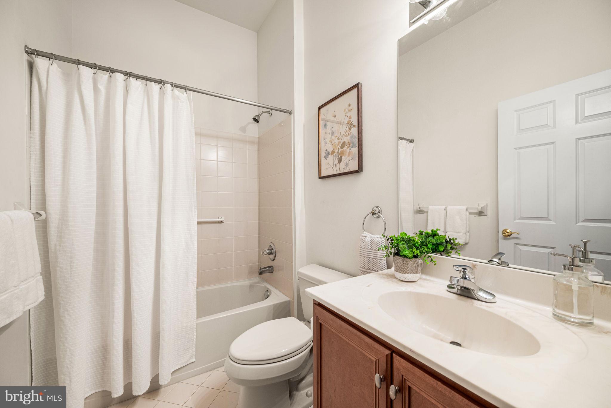 41 Hutton Lane Garnet Valley, PA 19060 - Photo 21 of 37 Full Hall Bathroom