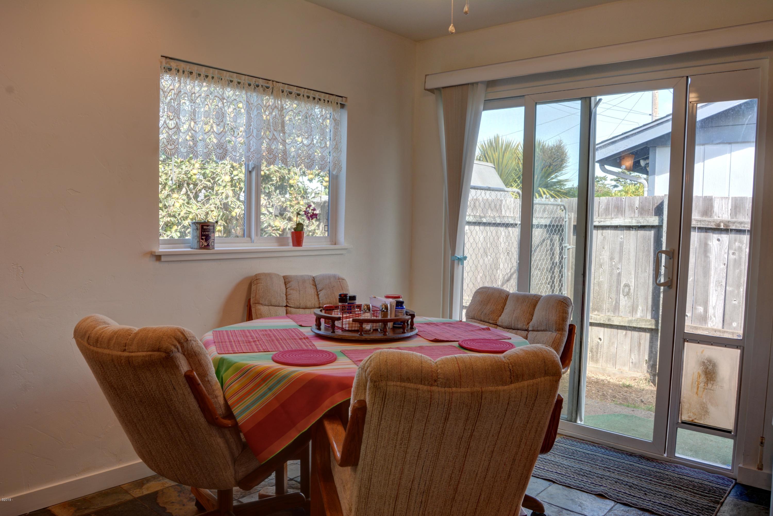 707 Northeast 7th Street Newport, OR 97365 - Photo 11 of 19 Dining area