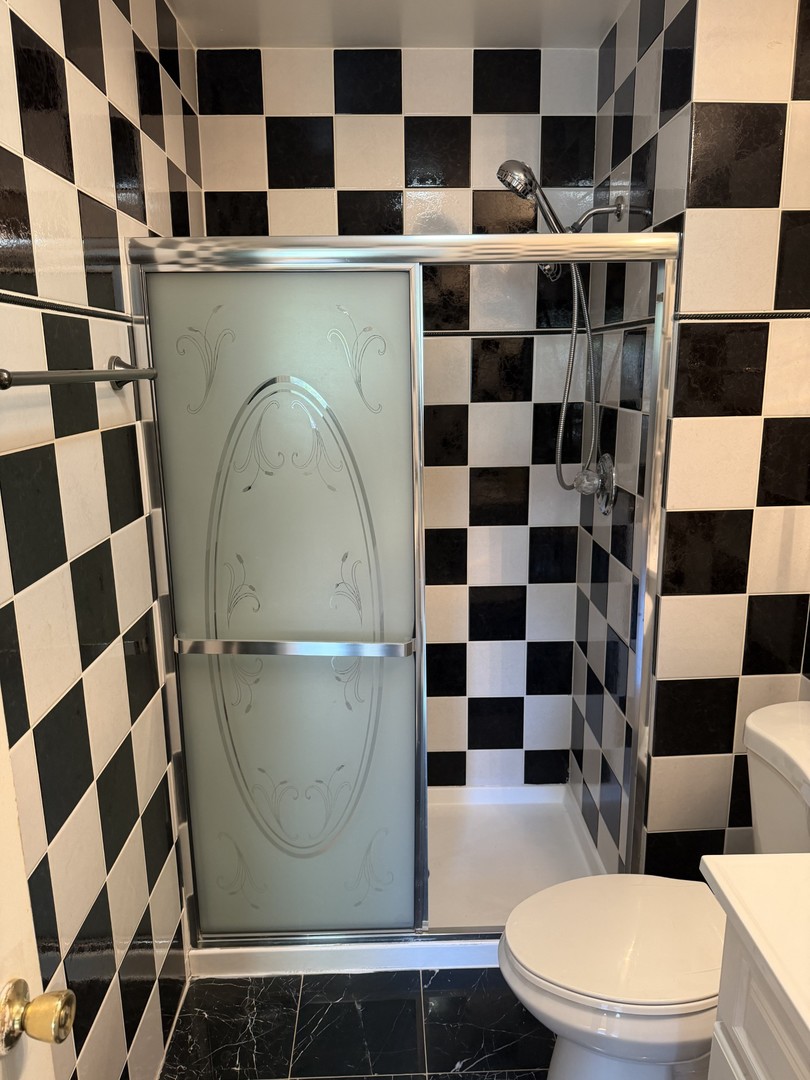 606 Bridgeport Place Wheeling, IL 60090 - Photo 18 of 25 a bathroom with a toilet and a shower