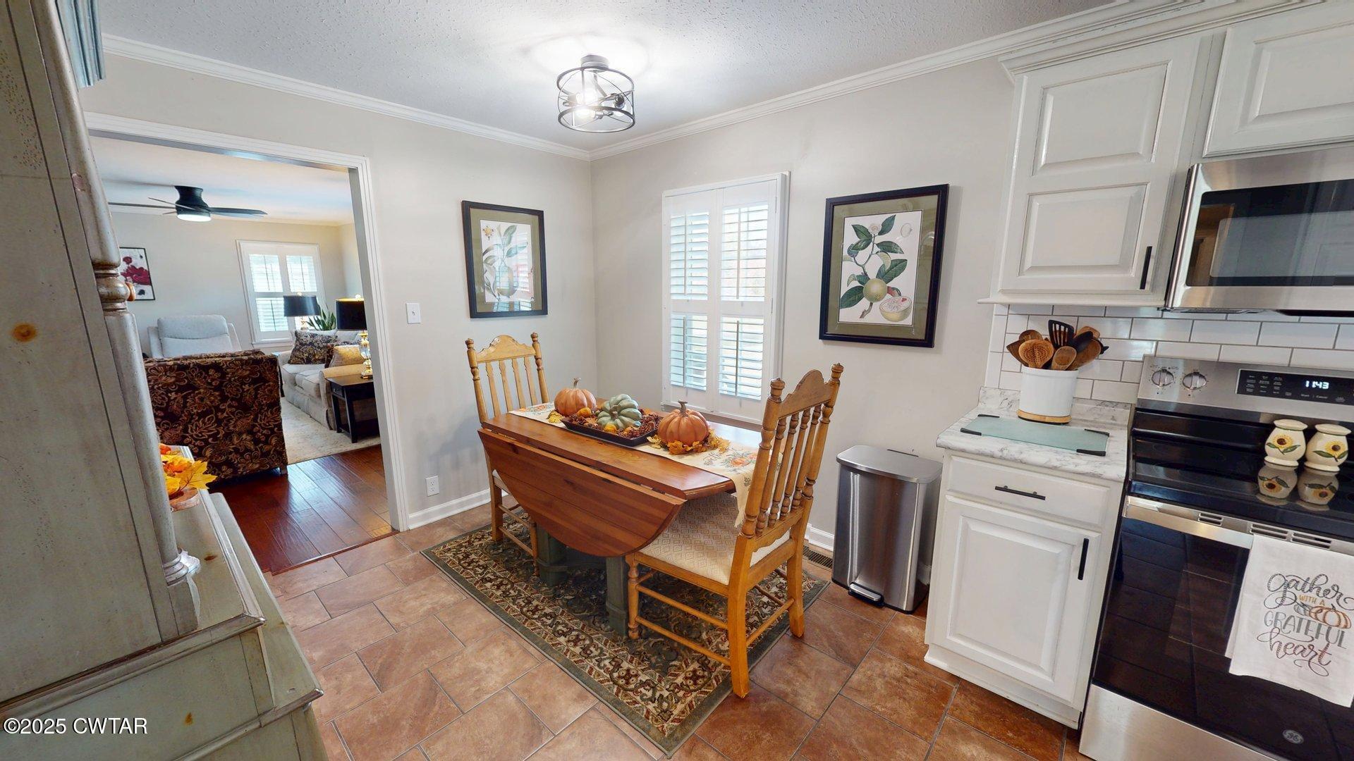 302 Flora Circle Newbern, TN 38059 - Photo 9 of 26 a living room with furniture and a flat screen tv